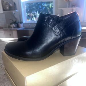 Earth Black Leather Ankle Boots